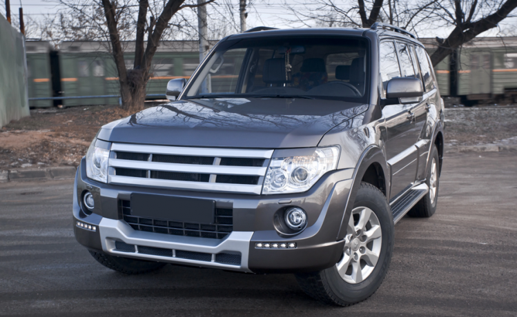 Накладка (юбка) переднего бампера "Broomer Design" (Без ДХЛ) для Mitsubishi Pajero IV (2006-2015) купить недорого с доставкой в Волоколамск